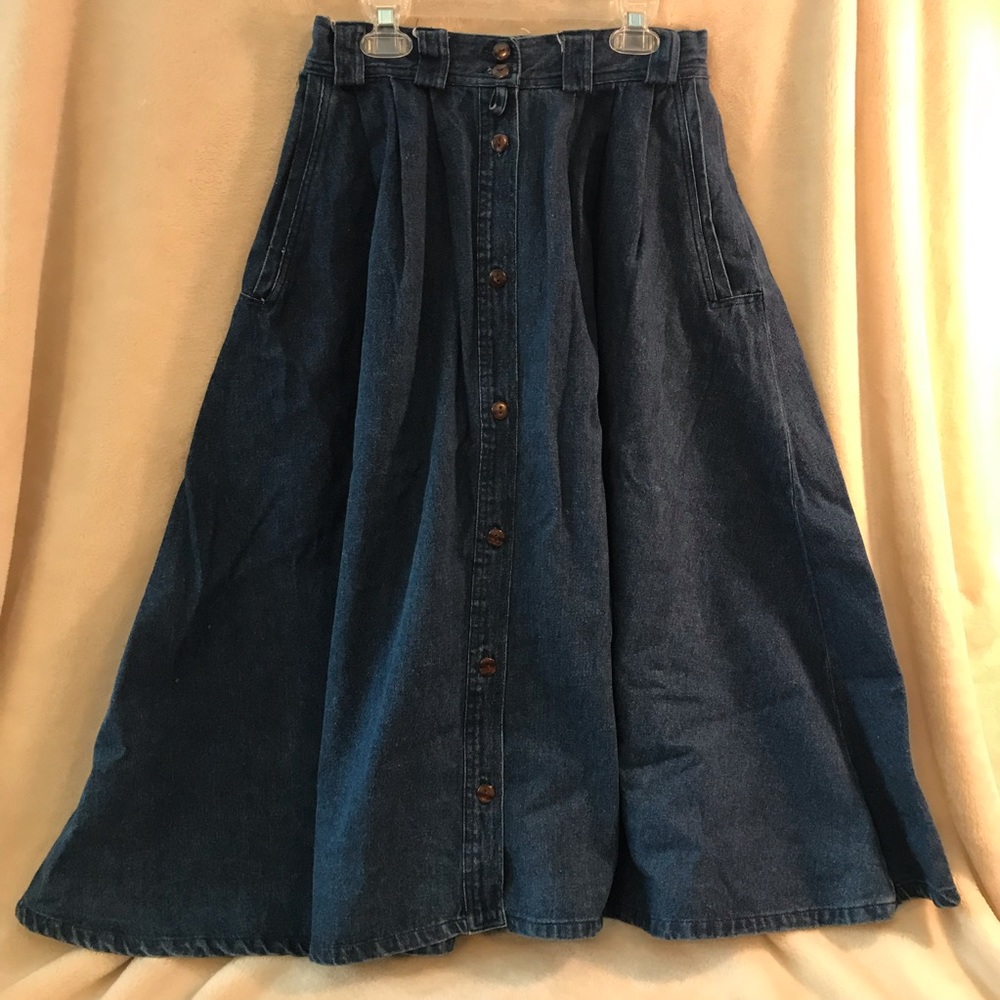 Vintage jean skirt with buttons and pockets
